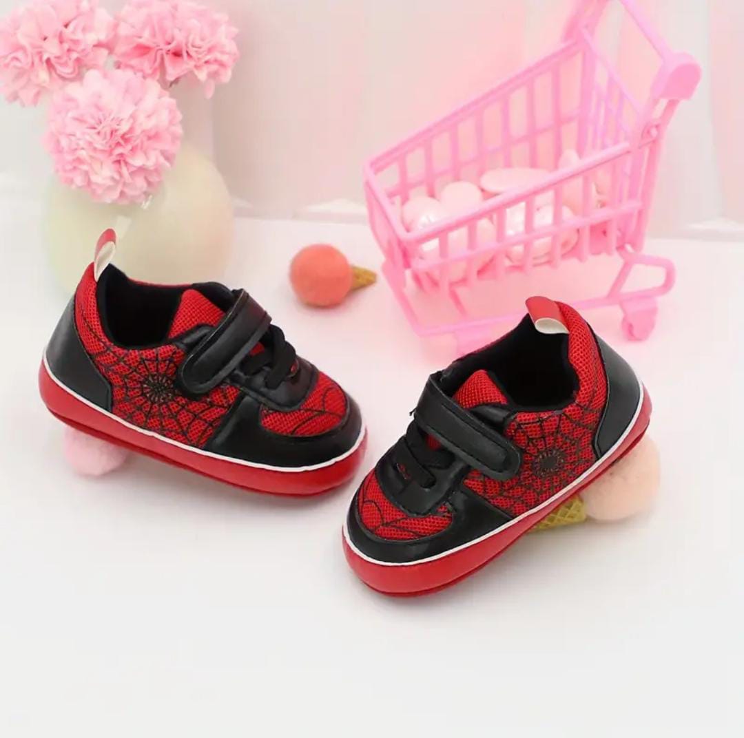 🕷️👟 Tenis “Héroe Rojo” – ¡Para pequeños superhéroes en acción!