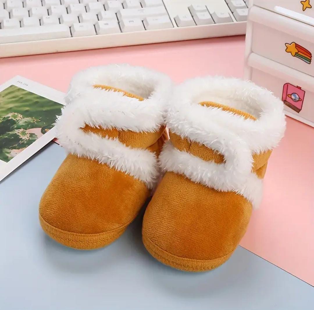 Botitas Peluche Miel – ¡Abrigo y ternura para los piecitos de tu bebé! 🧸❄️