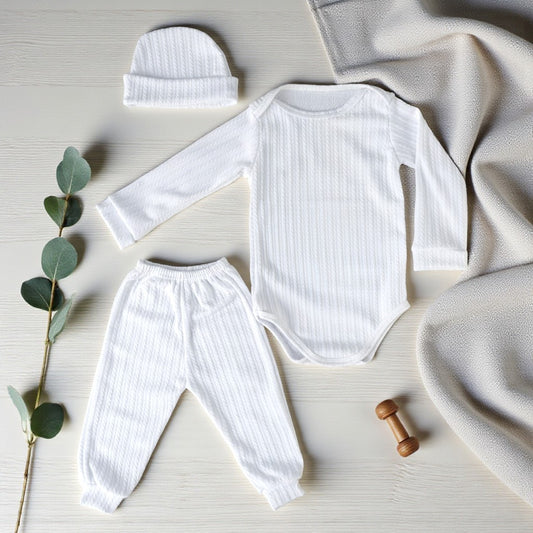 🤍 Conjunto blanco de 3 piezas para bebé niño – body, pantalón y gorrito