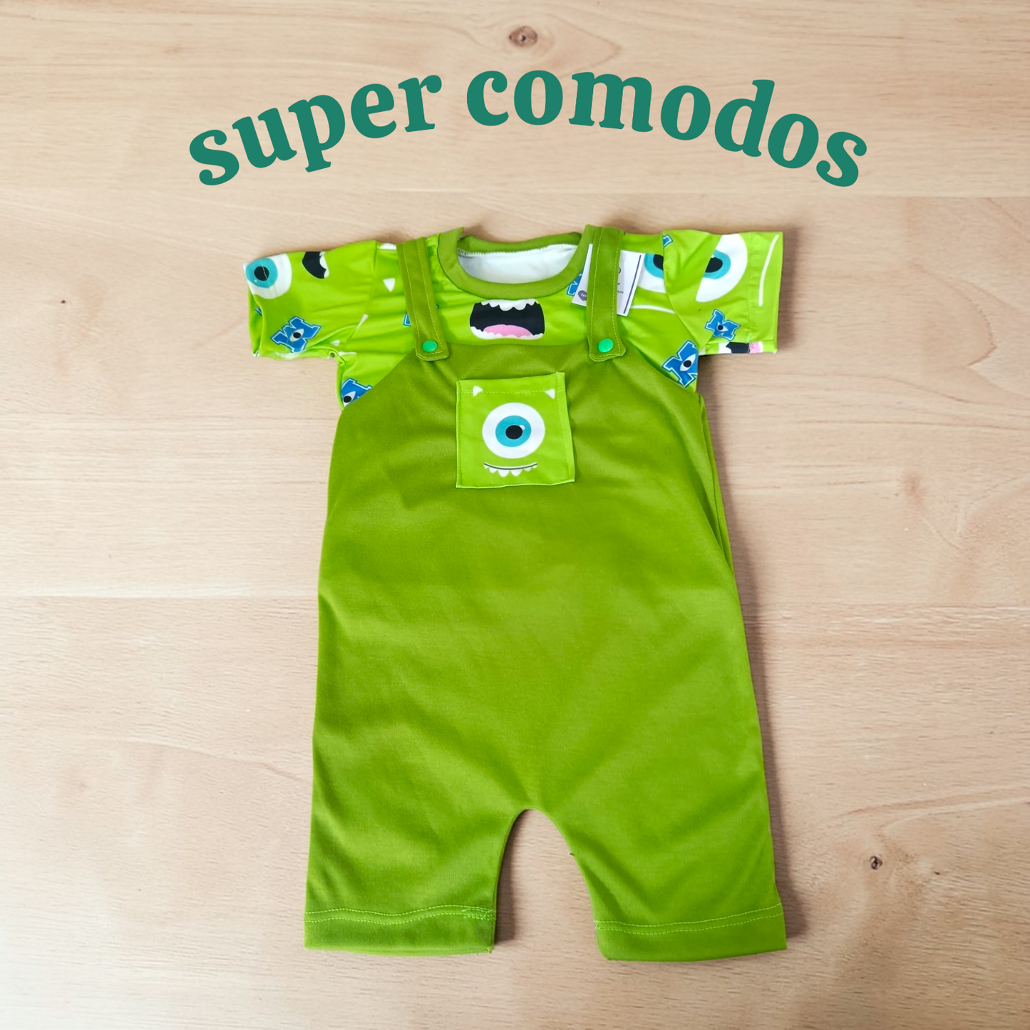 Overol con camiseta Mike wazoswky
